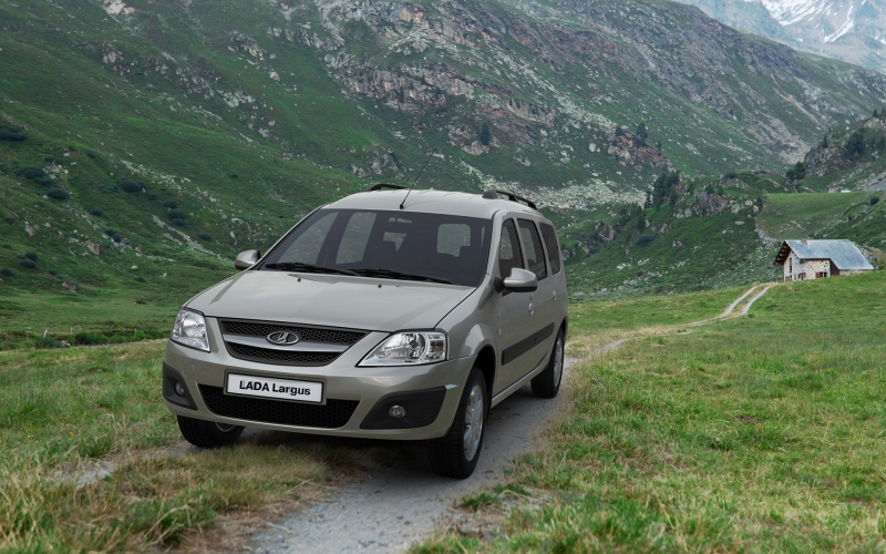 Lada Largus вид спереди и левый бок